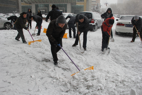 嵩阳煤机扫雪