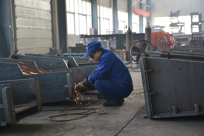 嵩阳煤机师傅对产品精心的焊接掌控